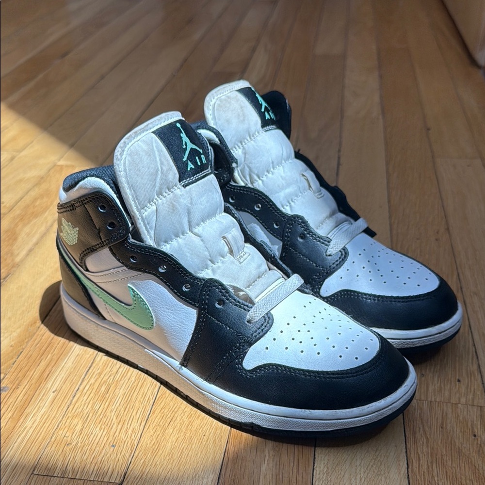 Nike Air Jordan Men's Black and White Sneakers